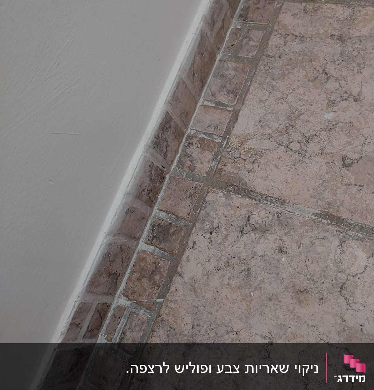 רצפה מלוכלכת עם כתמים ליד קיר